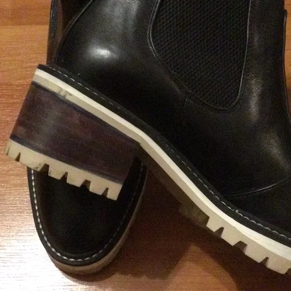 Aquatalia  boots size 8 - Picture 3 of 6